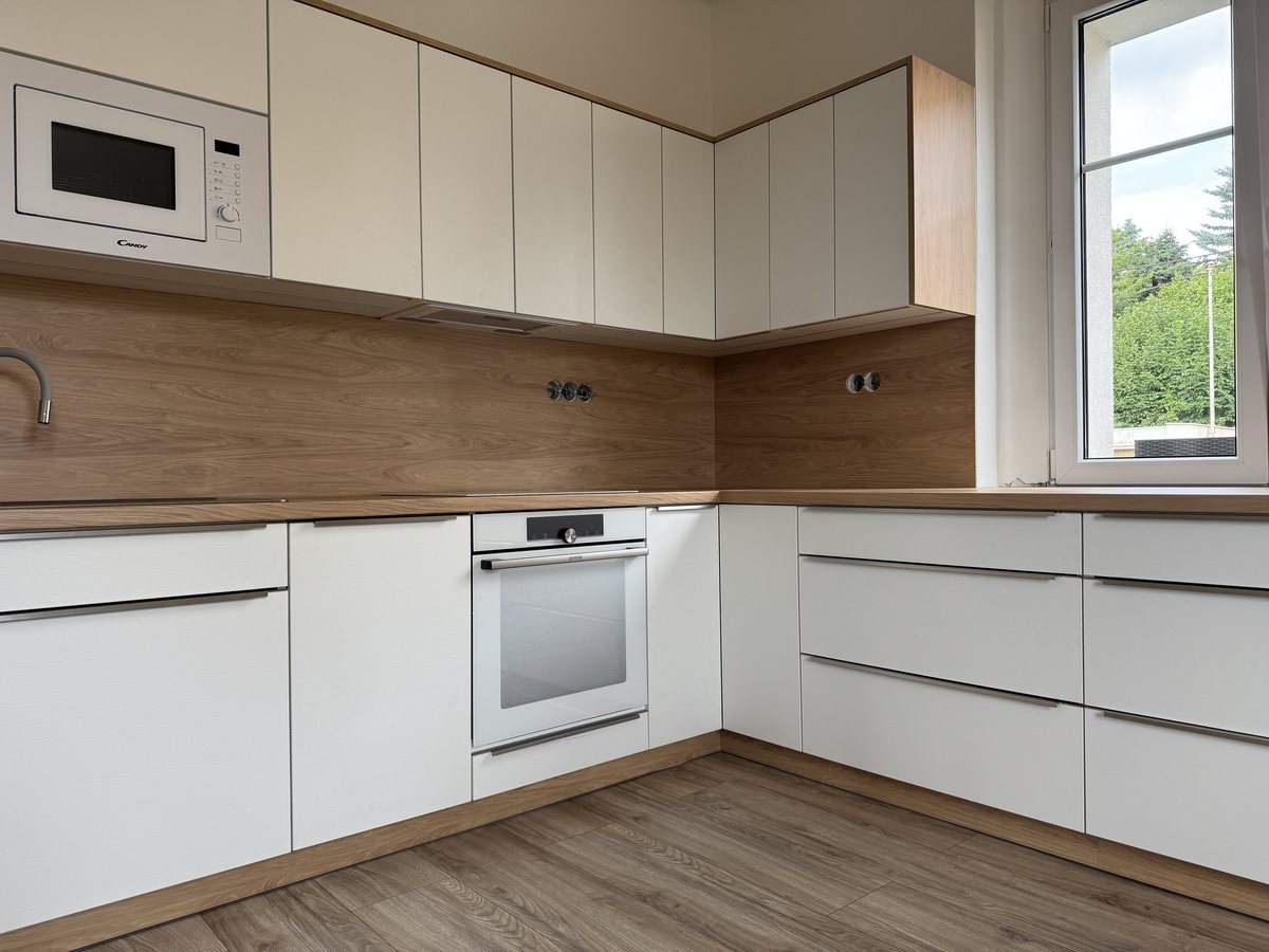 Realizace LS Kuchyně — bílá matná kuchyně s dubem hickory přírodní u okna