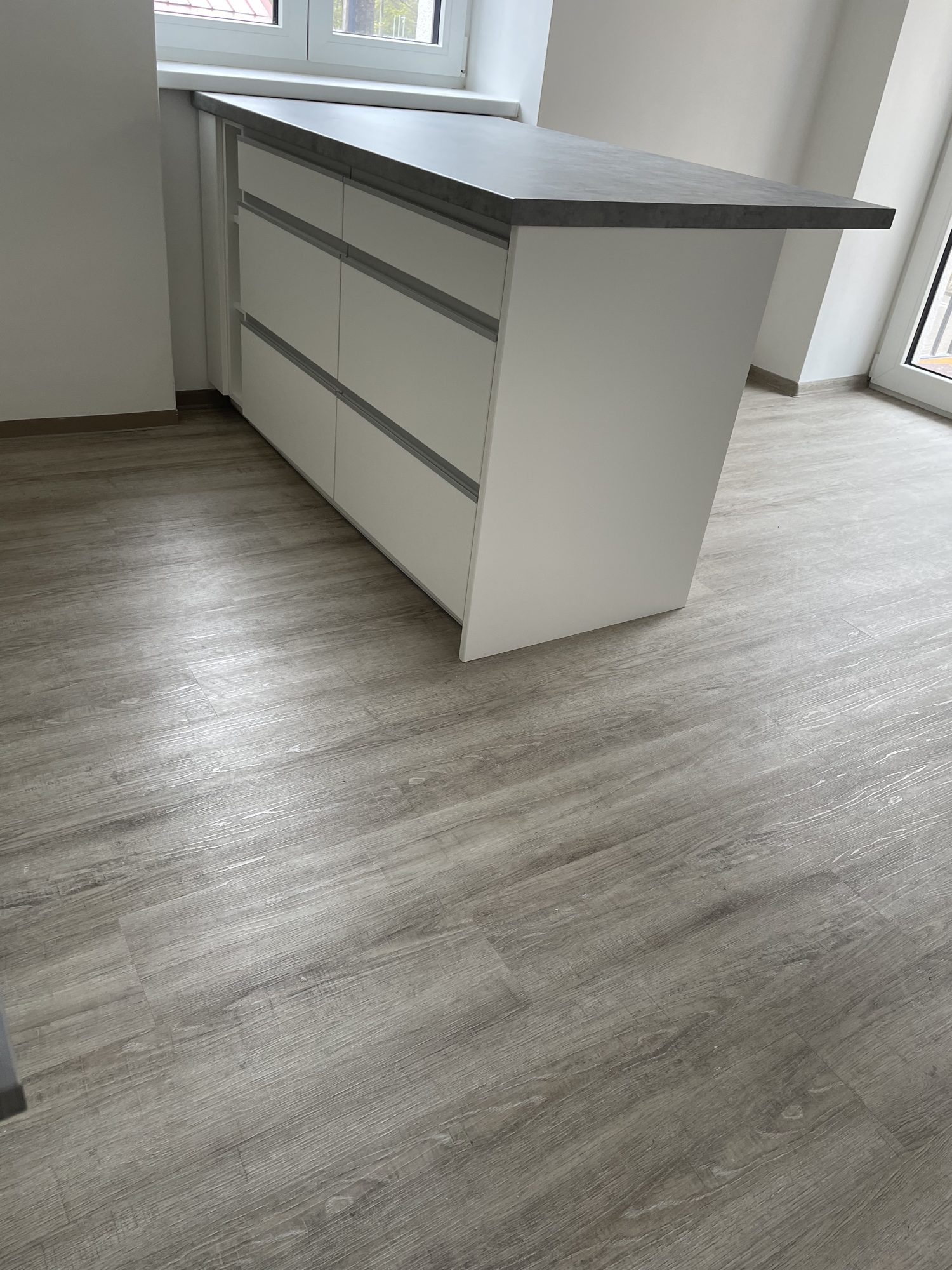Realizace LS Kuchyně — kuchyně v odstínu cappuccino s dubovou deskou a LED podsvícením