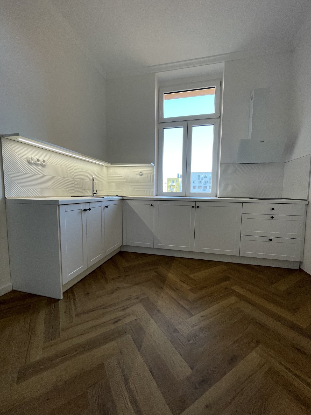 Realizace LS Kuchyně — matně lakovaná bílá kuchyně do L u okna